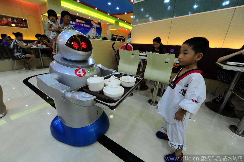 Illustration for article titled The Photographic History Of Robots As Restaurant Employees